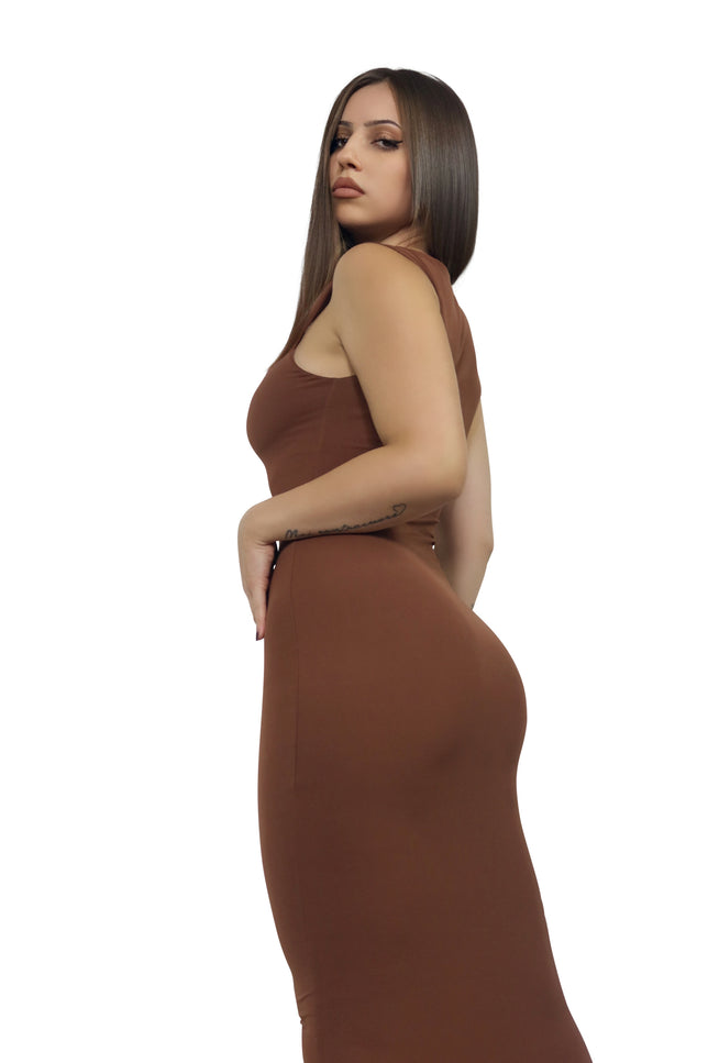 Vestito maxi marrone con scollo quadrato