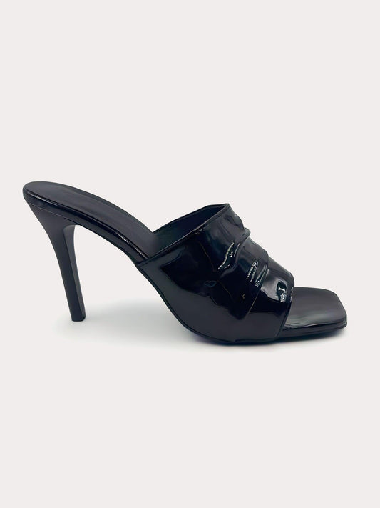 Ava - Black patent leather sandal with folds - IQUONIQUE