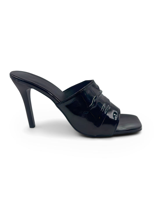 Ava - Black patent leather sandal with folds