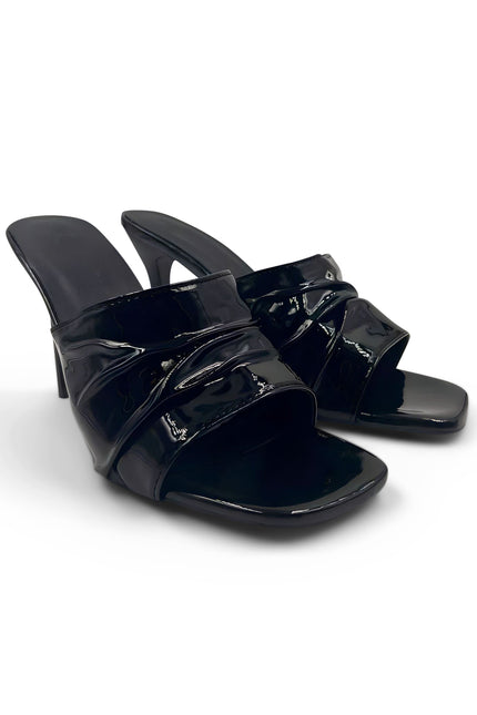 Ava - Sandalo nero in vernice con pieghe