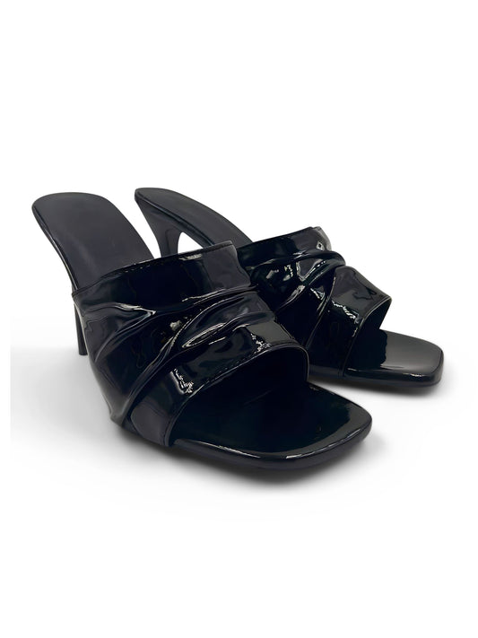 Ava - Black patent leather sandal with folds