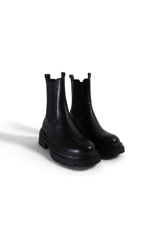 Chloe - Black chelsea boot with elastic band